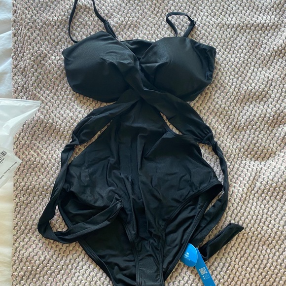 Cupshe one piece bathing suit - Picture 2 of 2